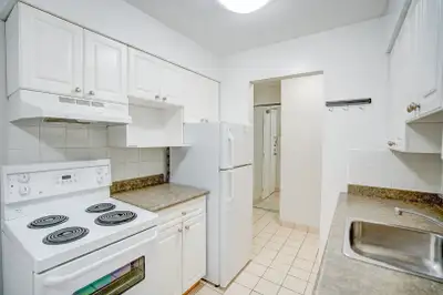 Located on a residential, tree-lined street in Kitsilano, The Royale offers one bedroom and penthous...