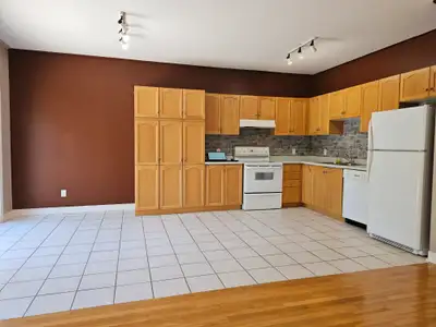 Very well maintained duplex on a quiet street in Welland. FOR RENT - Beautiful, spacious 3 bed, 1 ba...