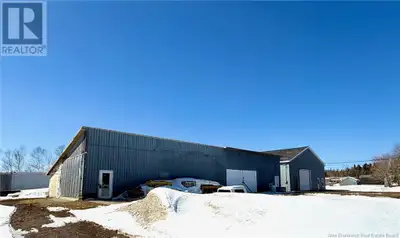 Bâtisses situées au centre de la Péninsule Acadienne sur un terrain de 1.8 acres. Plusieurs bâtiment...