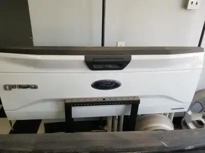 Ford F150 Tailgate 2015 - 2017 Has Whole For Camera, No Step