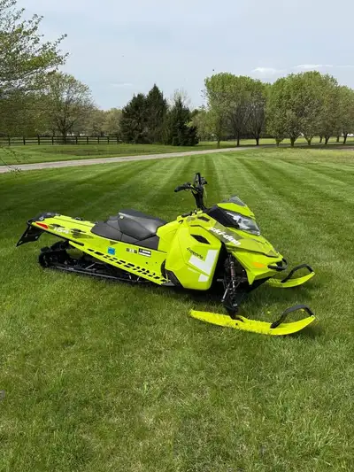 APPLY NOW: https://www.ridecollective.ca/get-pre-approved The 2015 SKI-DOO FREERIDE 800R E-TEC 154 8...