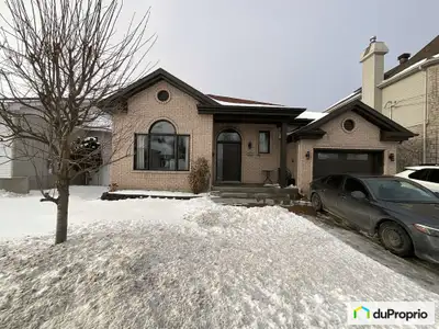 Beau grand bungalow a vendre dans un secteur idéal de Saint-Hubert (limité avec Brossard). Proche de...