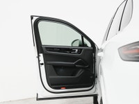 This 2020 Porsche Cayenne is a local Ontario vehicle presented in excellent condition, backed by a c... (image 7)
