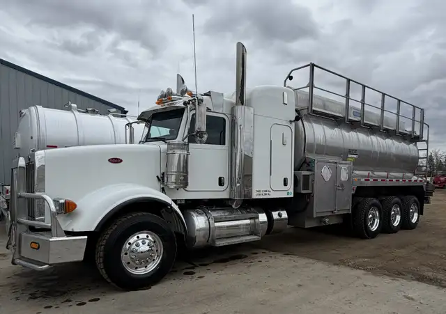 2014 PETERBILT 367 22,000L Sleeper Tank Truck in Heavy Trucks in St. Albert - Image 4
