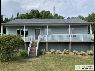 Maison de plain-pied de 4 chambres spacieuses pour famille et amis à St-Zénon. Superbe lieu de villé...