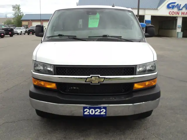 2022 Chevrolet Express 2500 LT RWD 6.6L8cylGas 12Passenger 135"W in Cars & Trucks in Brantford - Image 4