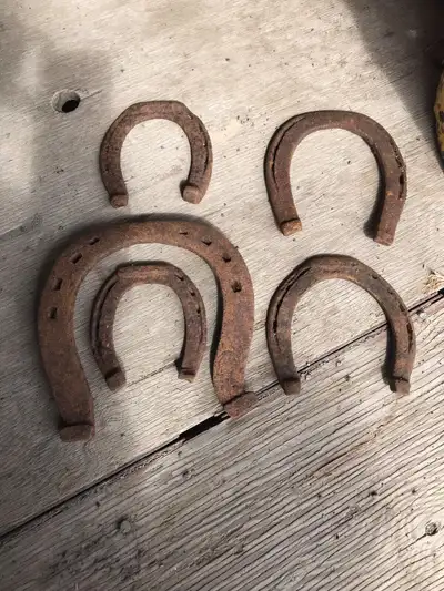 Fer à cheval antique. 5$/ch. Plusieurs en inventaire. Plusieurs autres antiquités en inventaire. Mat...