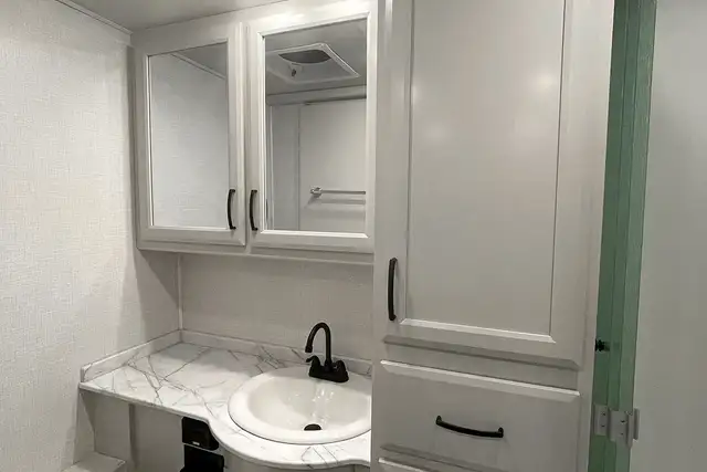 2024 Holiday Rambler Vacationer 35K - Gas Class A Motorhome. in RVs & Motorhomes in Red Deer - Image 38