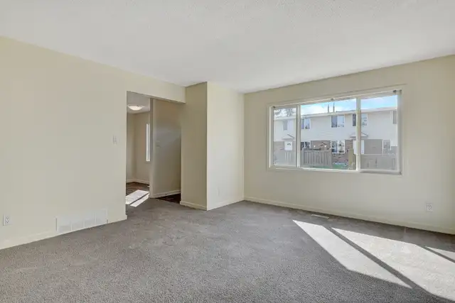 Family and Pet Friendly 3 Bedroom Townhome with Front Yard! in Long Term Rentals in Grande Prairie - Image 25