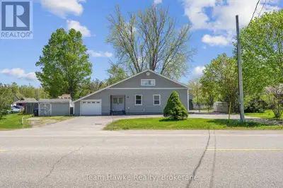 A rare and flexible offering in a peaceful setting just minutes from the shores of Georgian Bay! Thi...