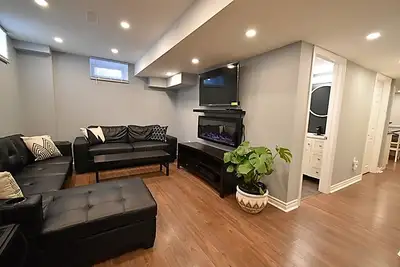 Immaculate 1 Bedroom Lower Unit, Fully Furnished
