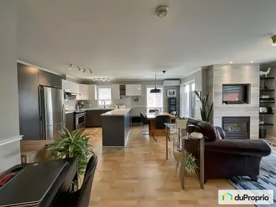 Découvrez un espace de vie moderne, lumineux avec vue sur le lever et le coucher du soleil. Situé au...