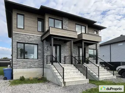 Magnifique jumelé à Saint-Louis-de-Gonzague! Idéal pour une famille, ce jumelé lumineux à deux étage...