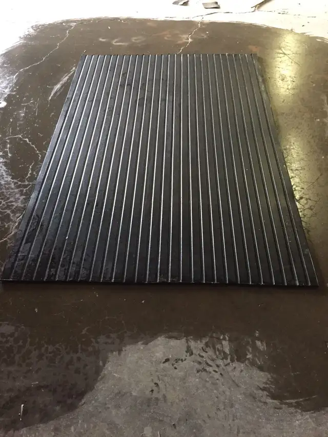 4 FT X 6 FT X 1/2 IN RUBBER FLOORING RUBBER MAT CONTAINER SHOP in Other in Saskatoon - Image 5