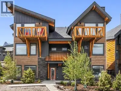 Discover luxury mountain living at its finest in these exquisite 3-bedroom, 2.5-bath retreat, in Ste...