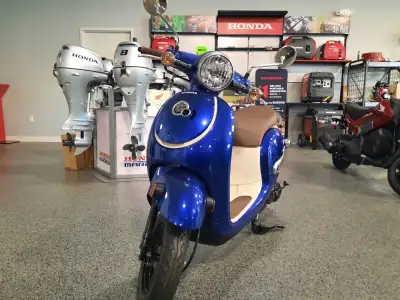 The 2024 Honda Giorno is a stylish and easy-to-ride scooter designed for everyday transportation and...
