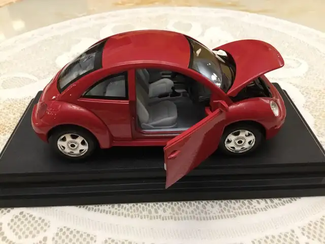 Burago 1998 New Volkswagen Diecast. 1:24 scale. Mint. $30.63871132325123122