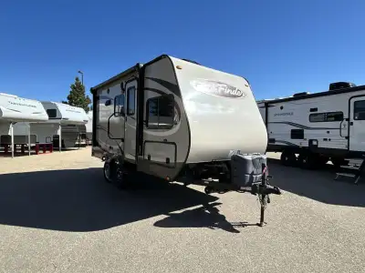 The Cruiser Fun Finder F-189FDS travel trailer offers a rear corner bath and a single slide out.As y...