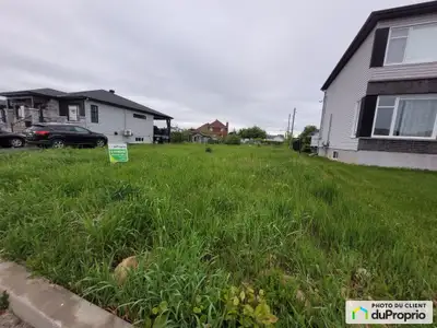 Prix réduit Un beau terrain plat, prêt à construire, dans un beau quartier résidentiel et tranquille...