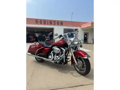 This Gorgeous 2013 Road King 103, 1 Owner with 42,000 KM - Upgraded Exhaust, Cruise Control, Upgrade...
