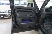 Land Rover Defender 110 P400 X-Dynamic SE 2025: - Extérieur noir métallisé SANTORINI et intérieur en... (image 9)