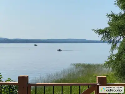 Beau chalet directement sur le bord du Grand Lac Nominingue, situé sur un terrain de près de 6 acres...