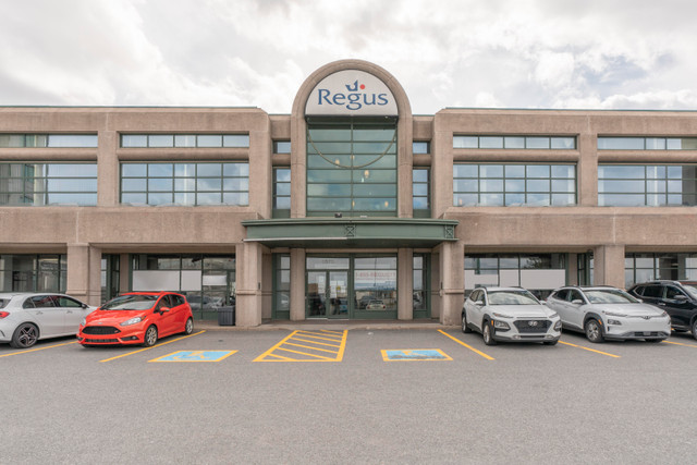 Book a reserved coworking spot or hot desk in Laval dans Espaces commerciaux et bureaux à louer  à Laval/Rive Nord - Image 2