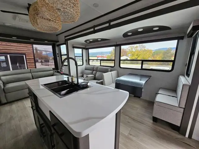 2026 CrossRoads RV Hampton 372FDB in Travel Trailers & Campers in Kelowna - Image 11