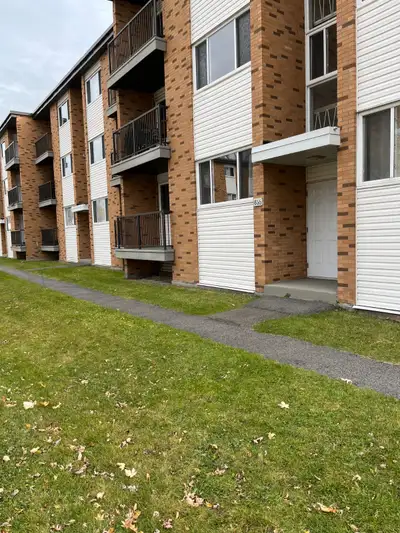 4 1/2 avenue de Bourgogne à 1375$/mois chauffé, eau chaude et électricité inclus Disponible dès main...