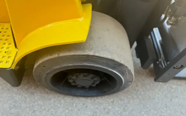 2006 Hyster 12000 lb forklift in Heavy Equipment Parts & Accessories in Oakville / Halton Region - Image 9