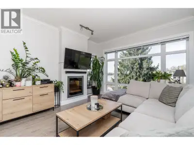BEAUTIFUL 2 bed, 2 bath + den condo offering STUNNING River Views! This impressive 1,086 square ft h...