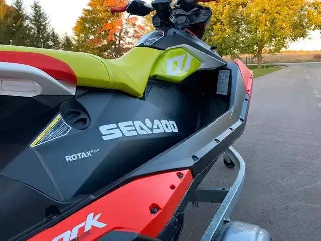 2020 SEADOO SPARK TRIXX 3UP (FINANCING AVAILABLE) in Personal Watercraft in Strathcona County - Image 5