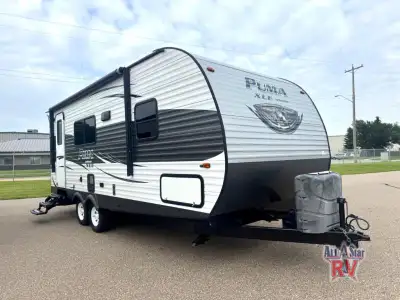 This Palomino Puma XLE is waiting to take you on your next adventure. Model 21FBC offers a rear bath...