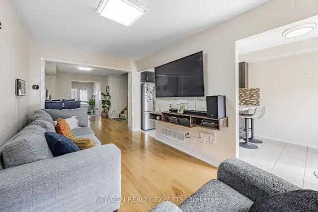 Beautiful Townhouse with Finished Basement! in Houses for Sale in Oshawa / Durham Region - Image 3