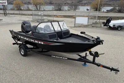 Lock-in Guaranteed Best Price of the Year! PICK UP YOUR NEW BOAT IN THE SPRING! ProGuide V-16 WalkTh...