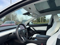 Rear Wheel Drive,Brake Assist,Generic Sun/Moonroof,Dual Moonroof,Tires - Front Performance,Tires - R... (image 3)