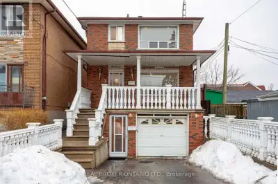 UPPER - 57 LANARK AVENUE Toronto (Oakwood Village), Ontario