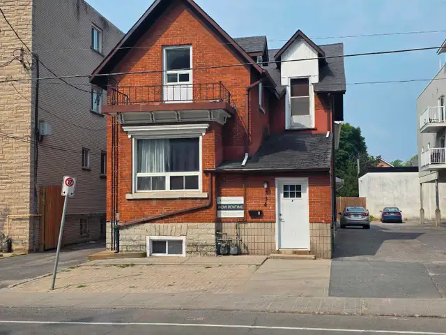 334 University Ave Unit 1 – Rooms for Rent Near Queen’s. in Room Rentals & Roommates in Kingston - Image 2