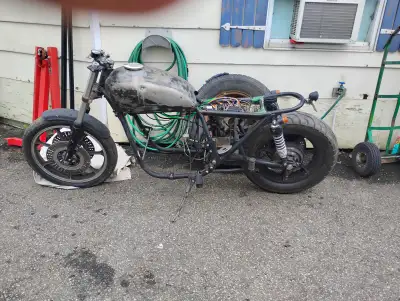 Frame kz 1000 1977 avec papier en règle pas besoin inspection jusqu'à avril 2026 500$ beaucoup de pi...