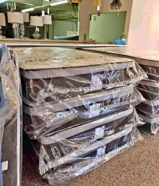 King Mattress : Twin Mattress | Full Mattress / Queen Mattress in Beds & Mattresses in Oshawa / Durham Region - Image 3