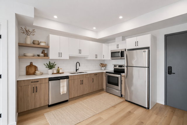 LUXURY 2 Bed 2 Bath Apartment! With Fitness Centre!