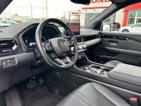 Platinum White Pearl 2023 Honda Pilot TrailSport, with just 52,295 kilometers, redefines family adve... (image 9)