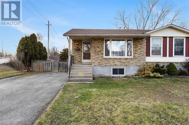 111 TUPPER Drive Thorold, Ontario in Houses for Sale in St. Catharines - Image 2