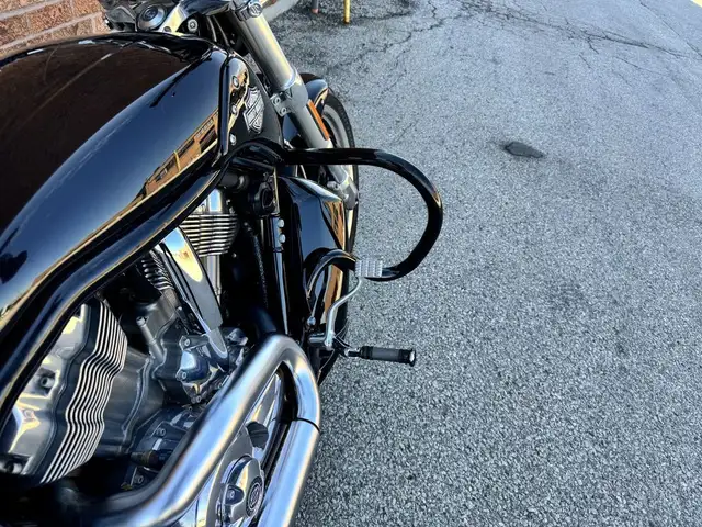 2010 Harley-Davidson V-Rod Muscle **LOW KMS** **EXTRAS** in Street, Cruisers & Choppers in Markham / York Region - Image 10