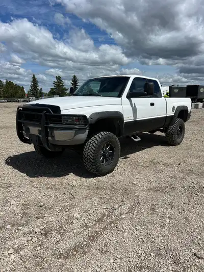 Custom built 1996 dodge 1500 with 8" lift and 35" tires. Active Alberta title 4x4 Automatic Lift New...