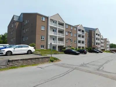 HFX condo/Clayton Park/2beds+den/1.5baths - VIDEO TOUR!