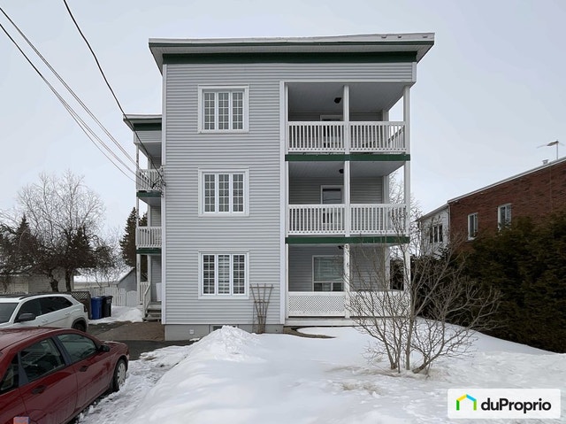 $595,000 - Triplex for sale in Granby — photo 1