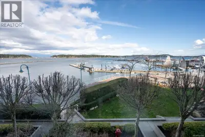 The ultimate location for convenience and recreation. Situated directly on the waterfront promenade,...