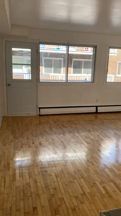 2 1/2 à Ahuntsic. Belle et grand et près de tout.