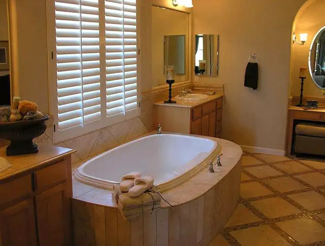 UP TO 80% OFF Window Coverings - Blinds & Vinyl Shutters in Window Treatments in Kingston - Image 4